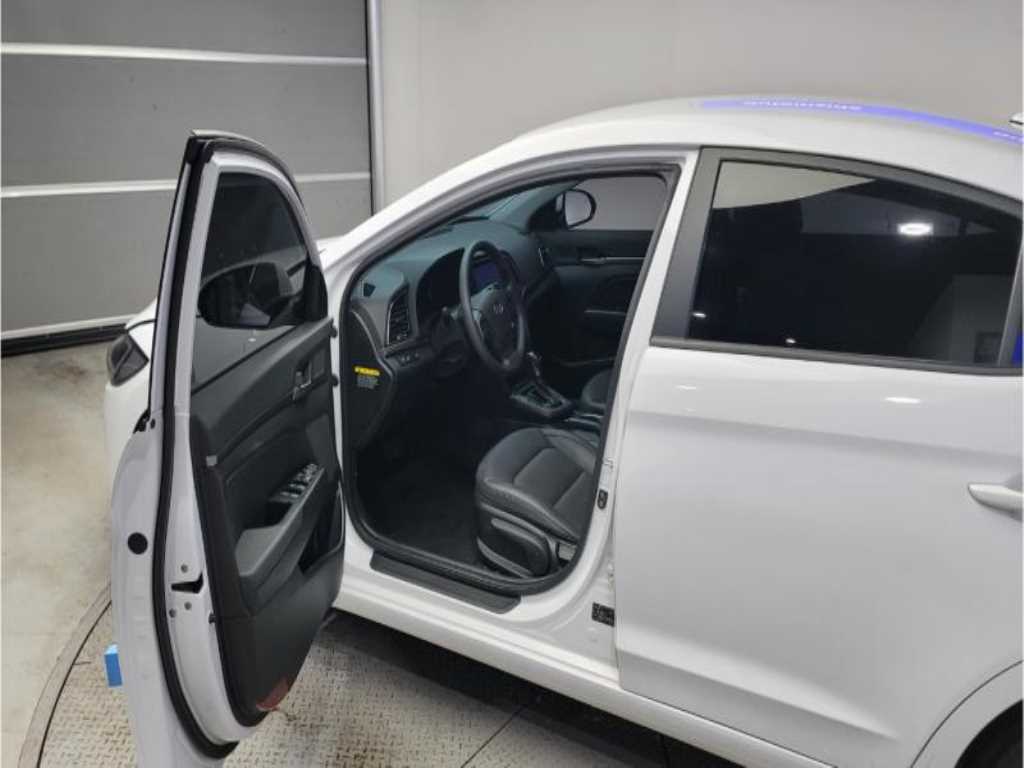 HYUNDAI Avante - Vista 4