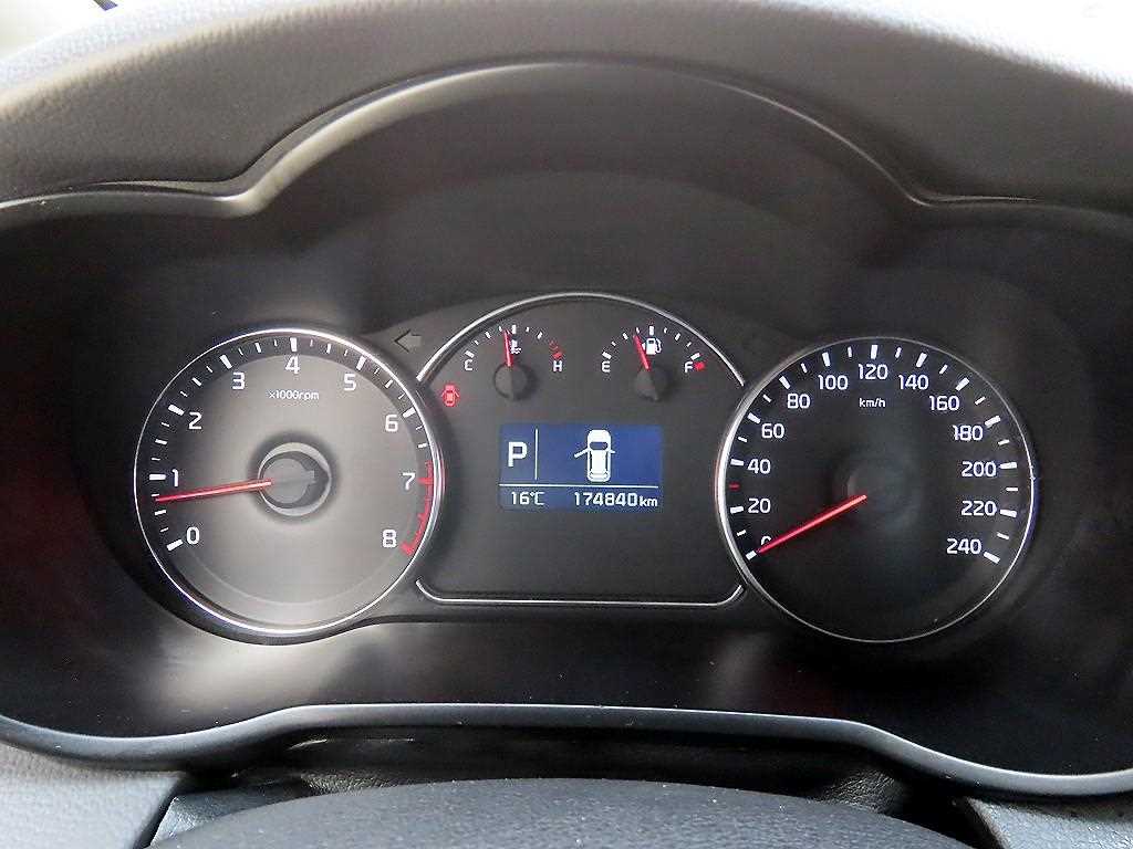 KIA Carens - Vista 9