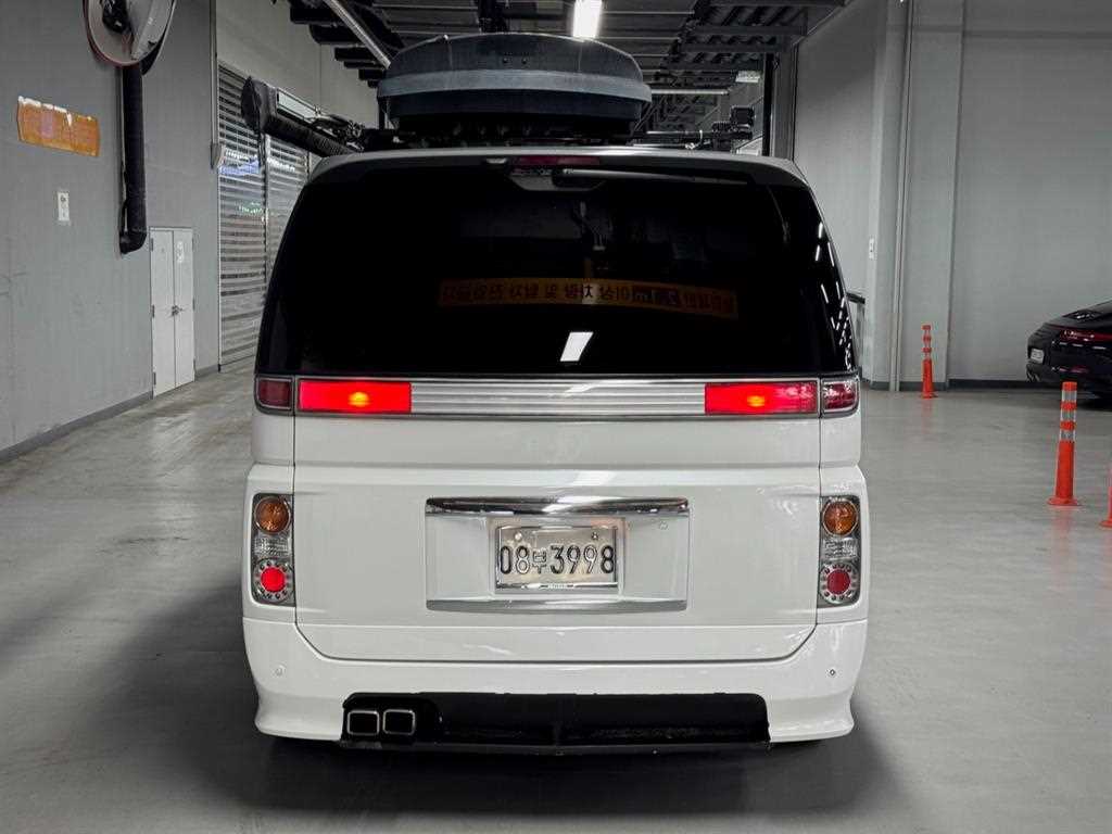Nissan Elgrand - Vista 4