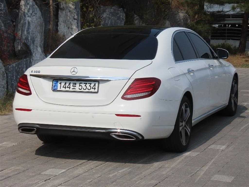 Mercedes Benz E class - Vista 3