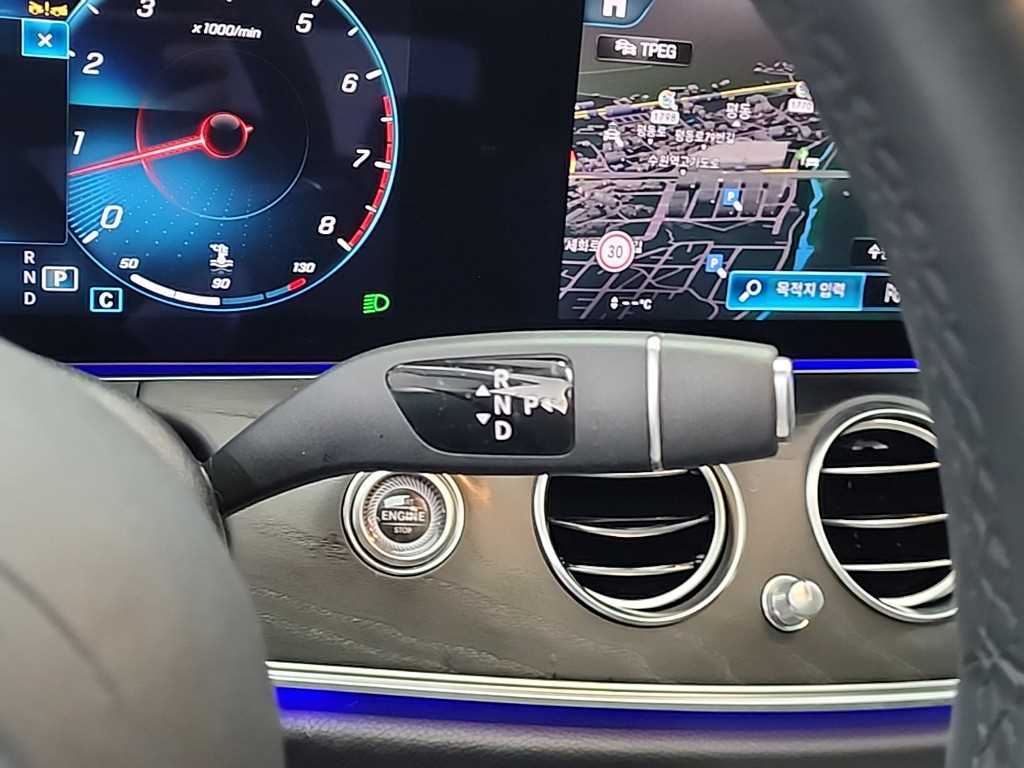 Mercedes Benz E class - Vista 8