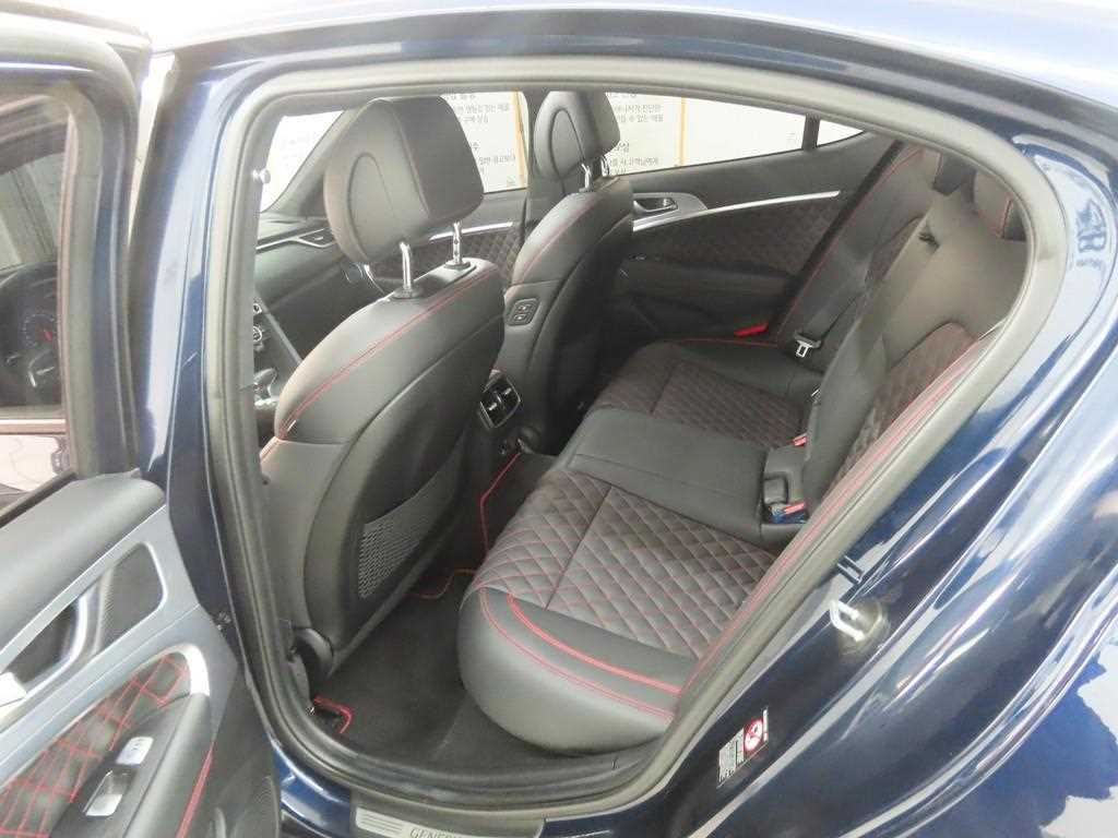 Genesis G70 - Vista 6