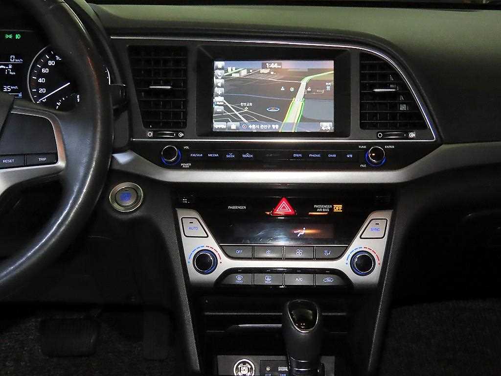 HYUNDAI Avante - Vista 10