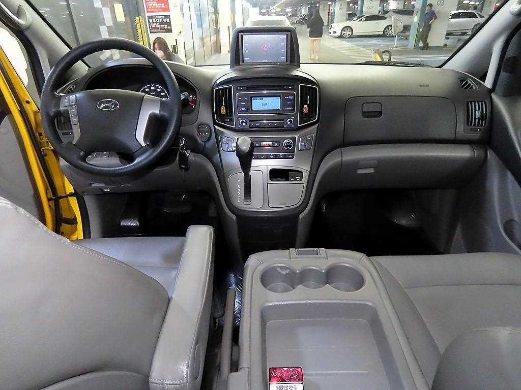 HYUNDAI Starex - Vista 10