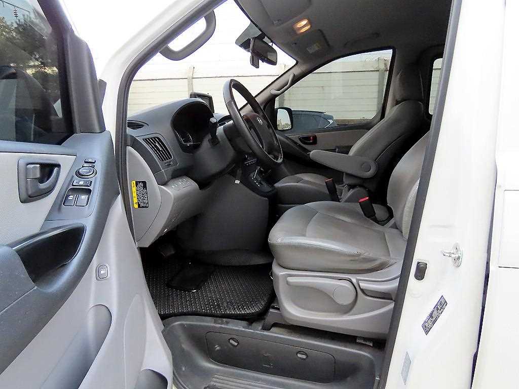 HYUNDAI Starex - Vista 5