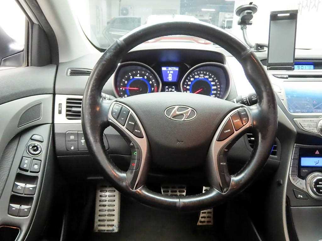 HYUNDAI Avante - Vista 7