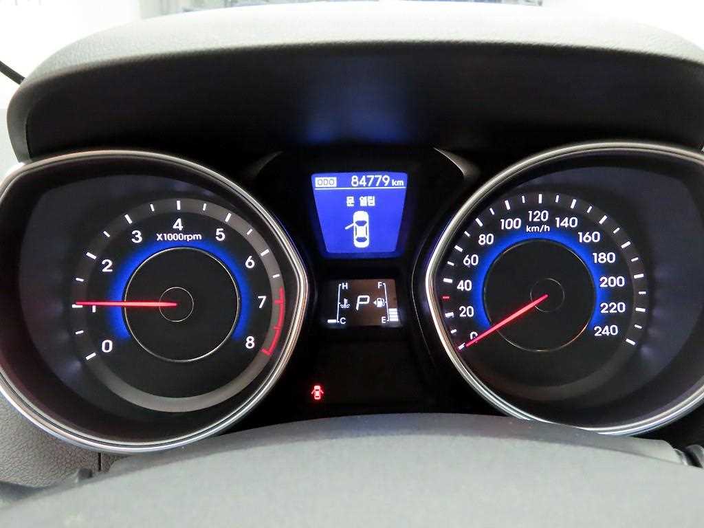 HYUNDAI Avante - Vista 5