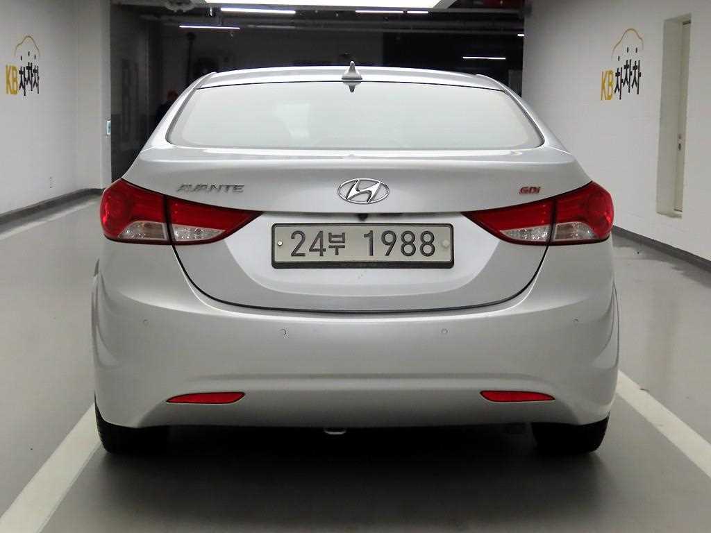 HYUNDAI Avante - Vista 3