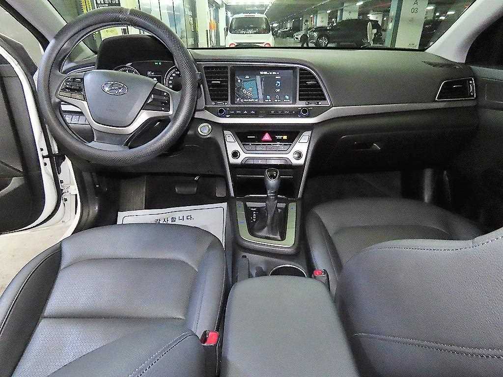 HYUNDAI Avante - Vista 10