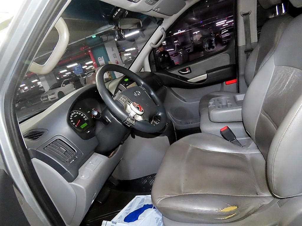 HYUNDAI Starex - Vista 6