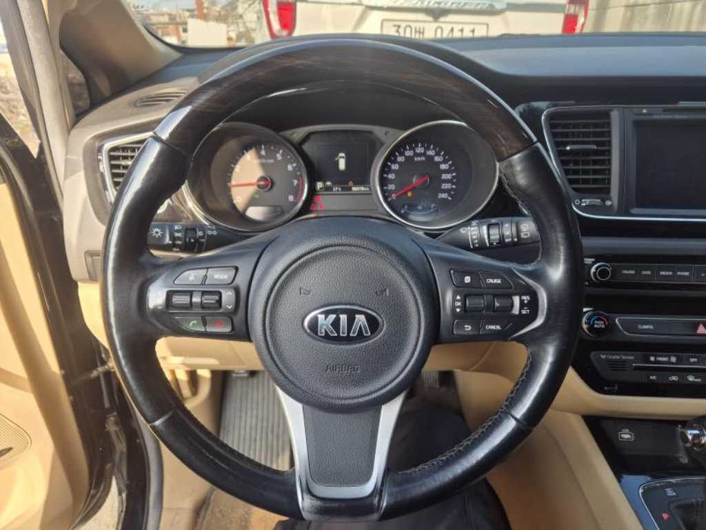 KIA Carnival - Vista 4