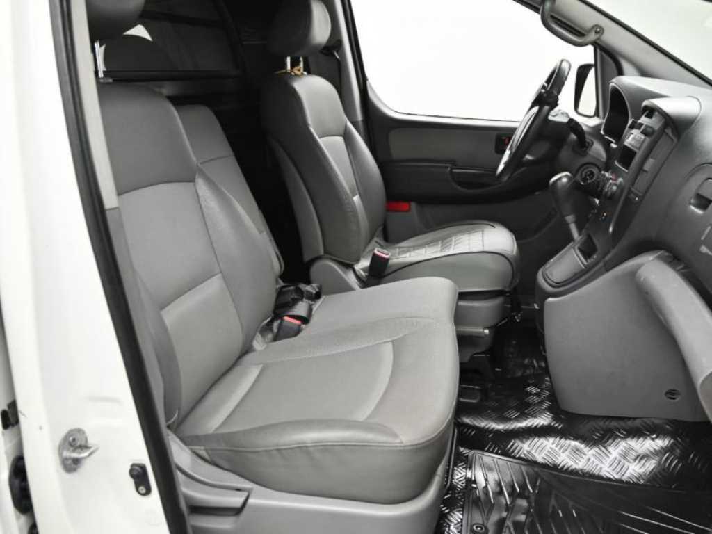 HYUNDAI Starex - Vista 10