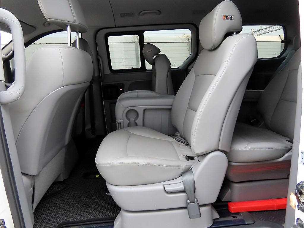 HYUNDAI Starex - Vista 6