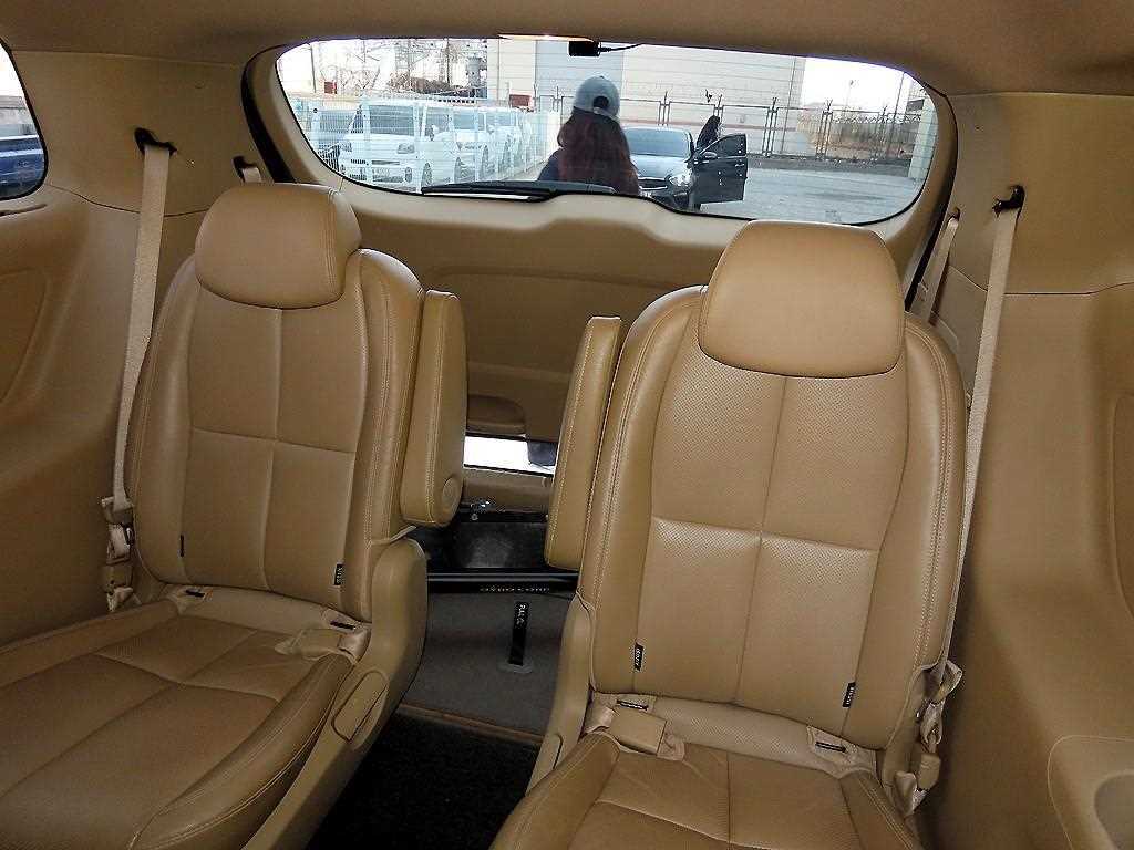 KIA Carnival - Vista 7