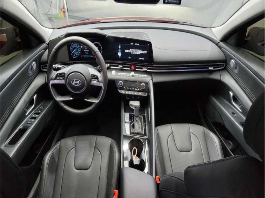 HYUNDAI Avante - Vista 10