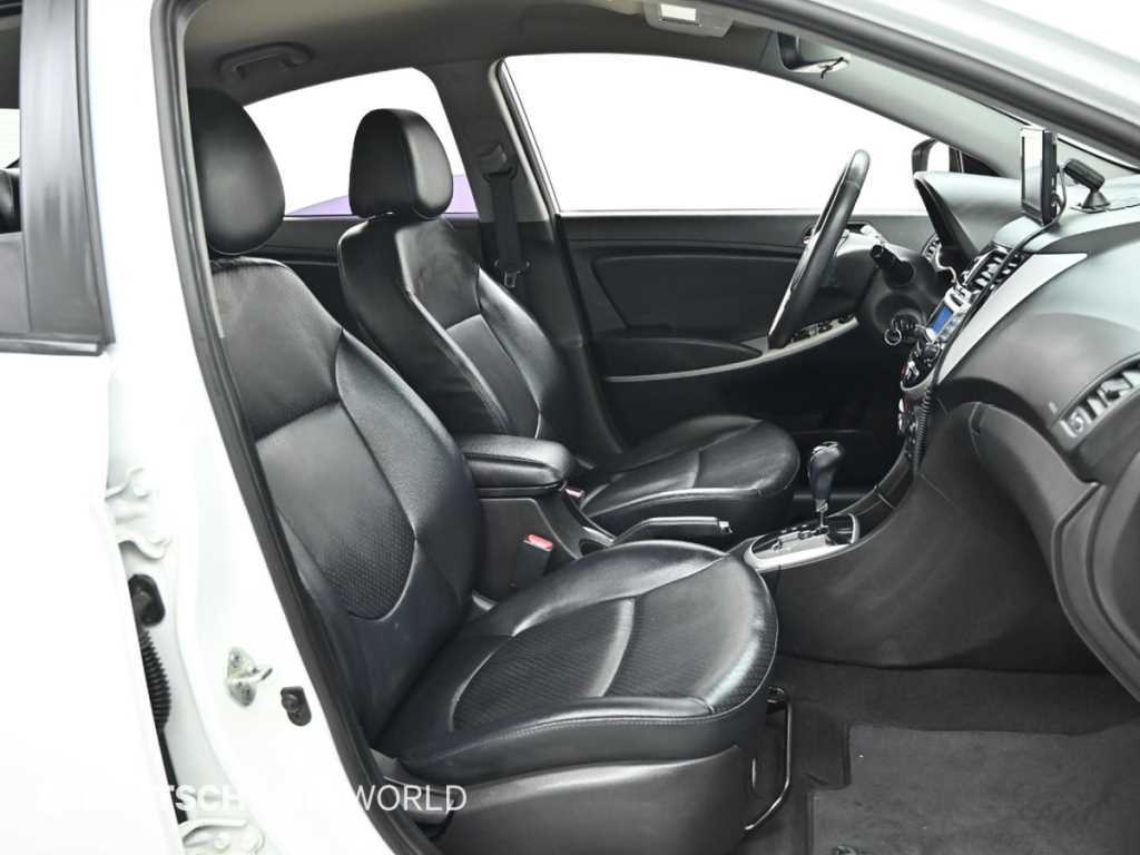 HYUNDAI Accent - Vista 10