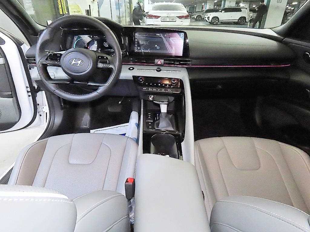 HYUNDAI Avante - Vista 10