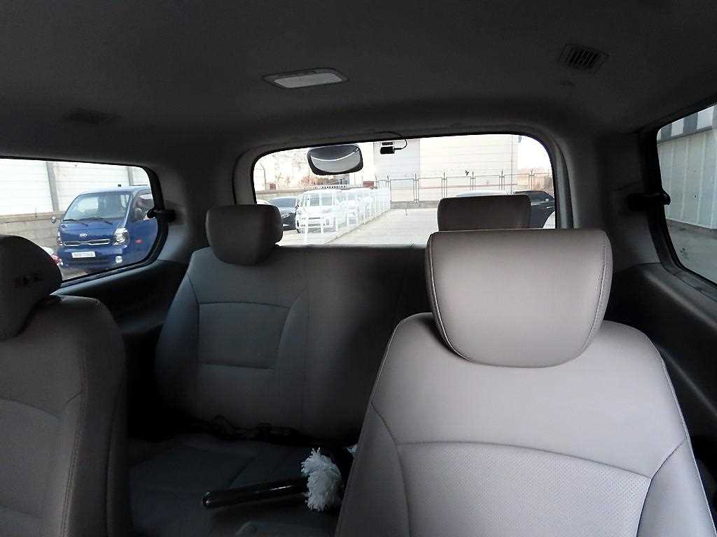 HYUNDAI Starex - Vista 7