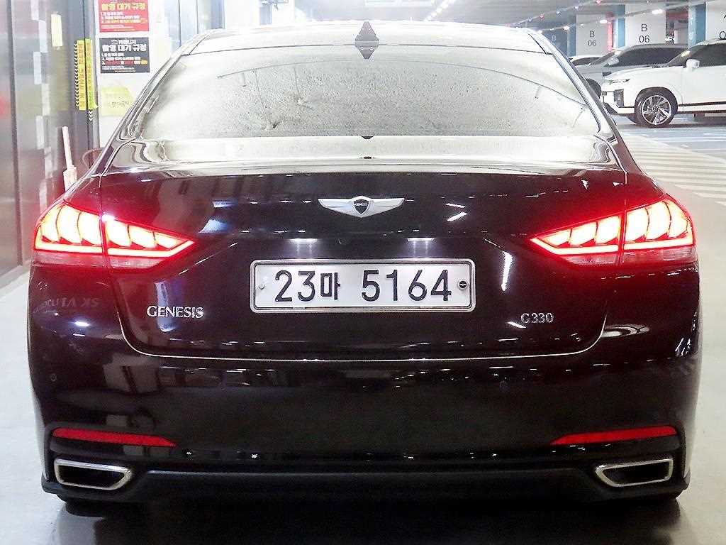 HYUNDAI Genesis - Vista 5