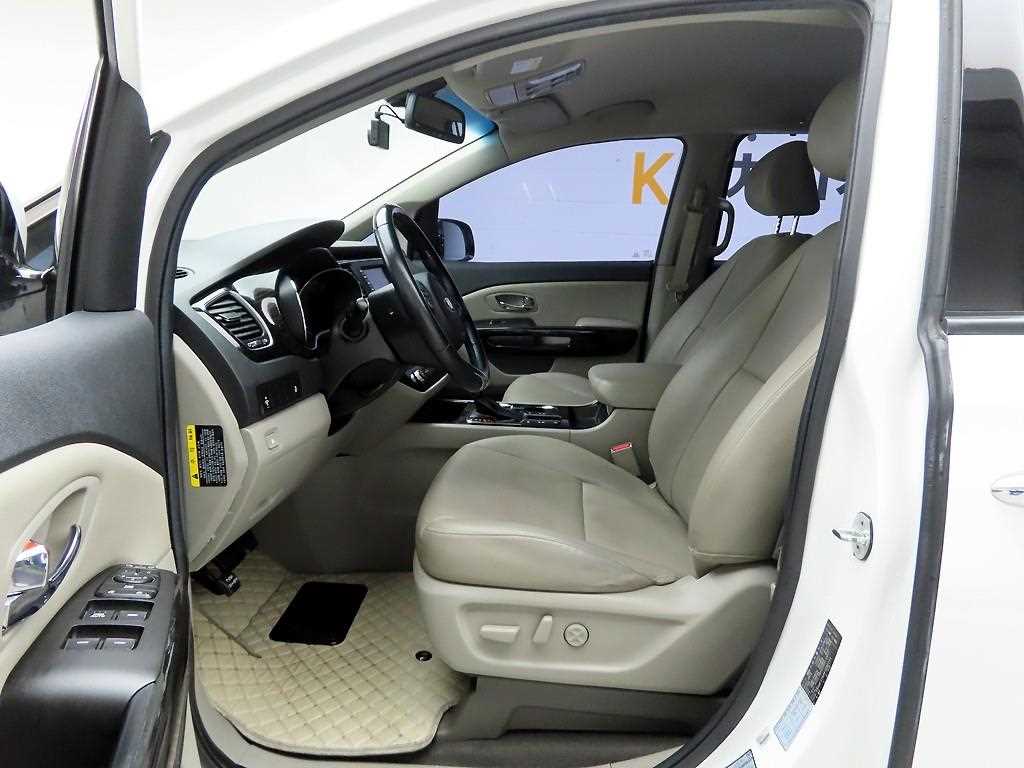 KIA Carnival - Vista 12