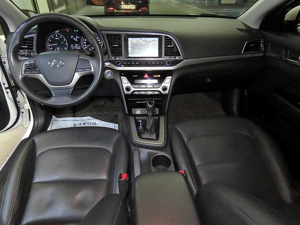 HYUNDAI Avante - Vista 9