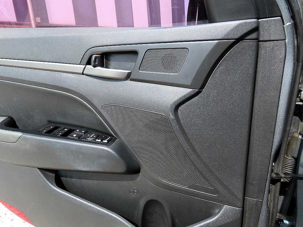 HYUNDAI Avante - Vista 11