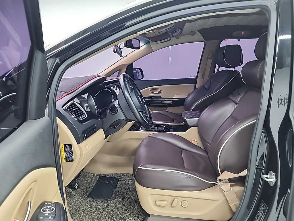KIA Carnival - Vista 11