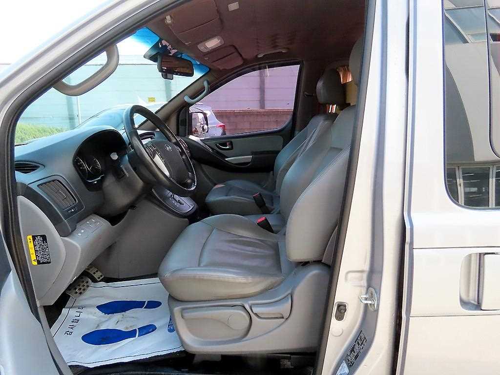 HYUNDAI Starex - Vista 5