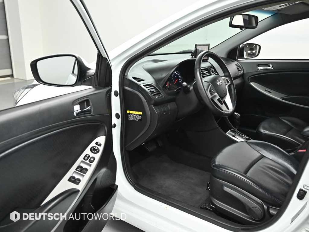 HYUNDAI Accent - Vista 11
