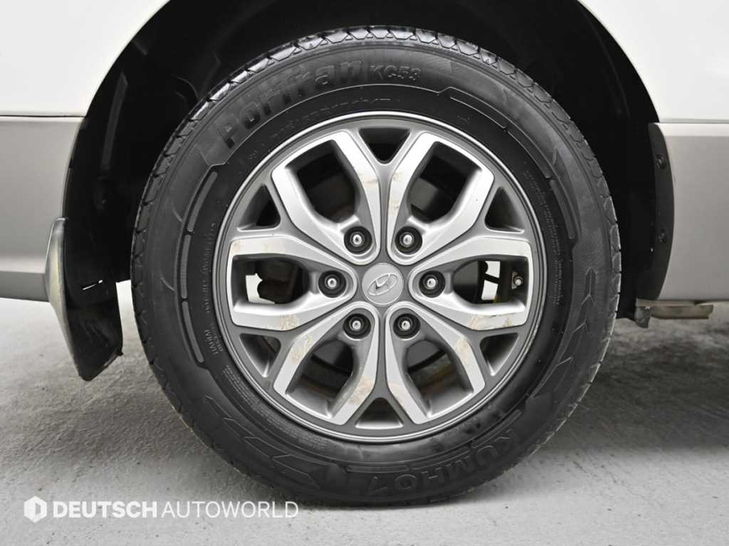 HYUNDAI Starex - Vista 5