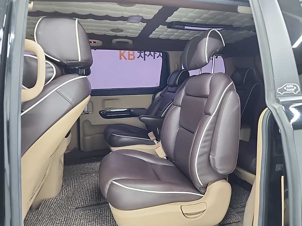 KIA Carnival - Vista 12