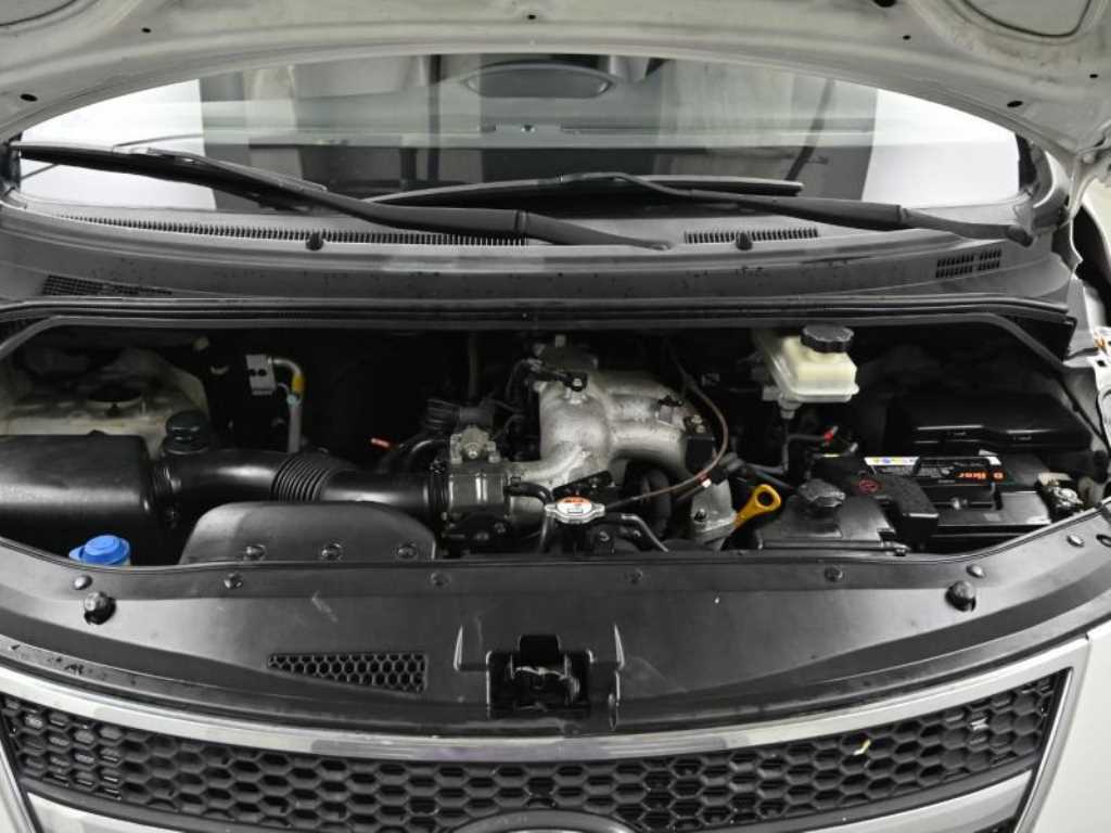 HYUNDAI Starex - Vista 6