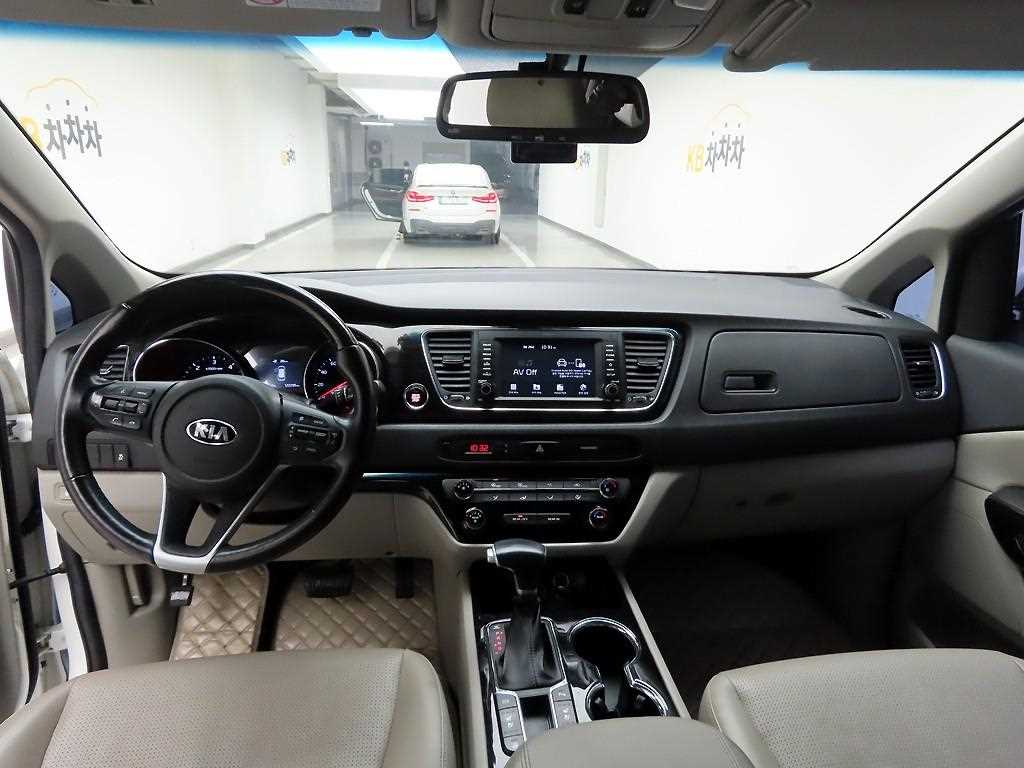 KIA Carnival - Vista 6