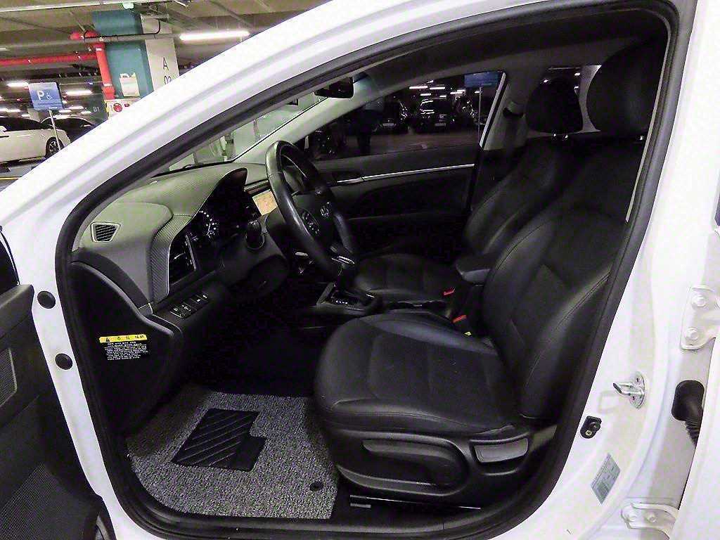 HYUNDAI Avante - Vista 6