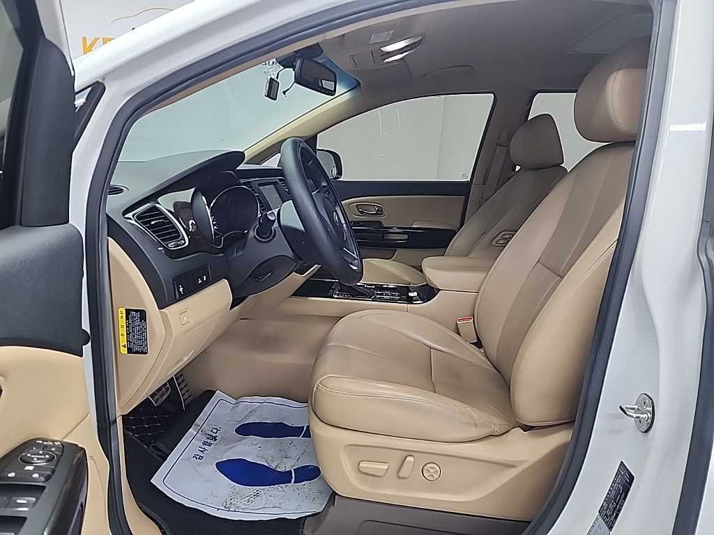 KIA Carnival - Vista 11