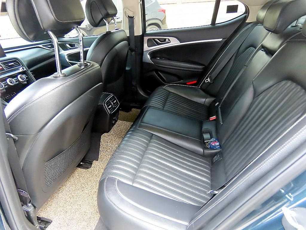 Genesis G70 - Vista 6