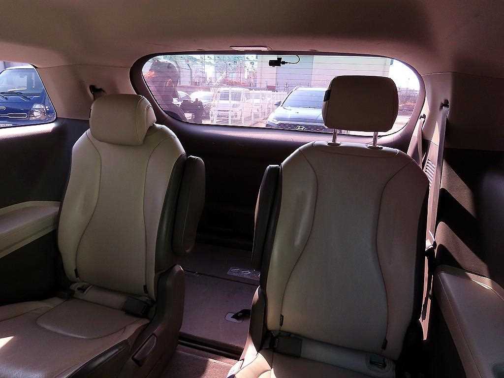 KIA Carnival - Vista 7