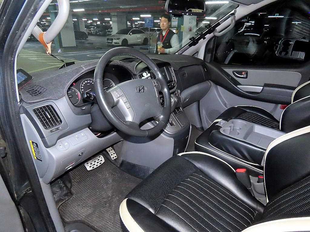 HYUNDAI Starex - Vista 10