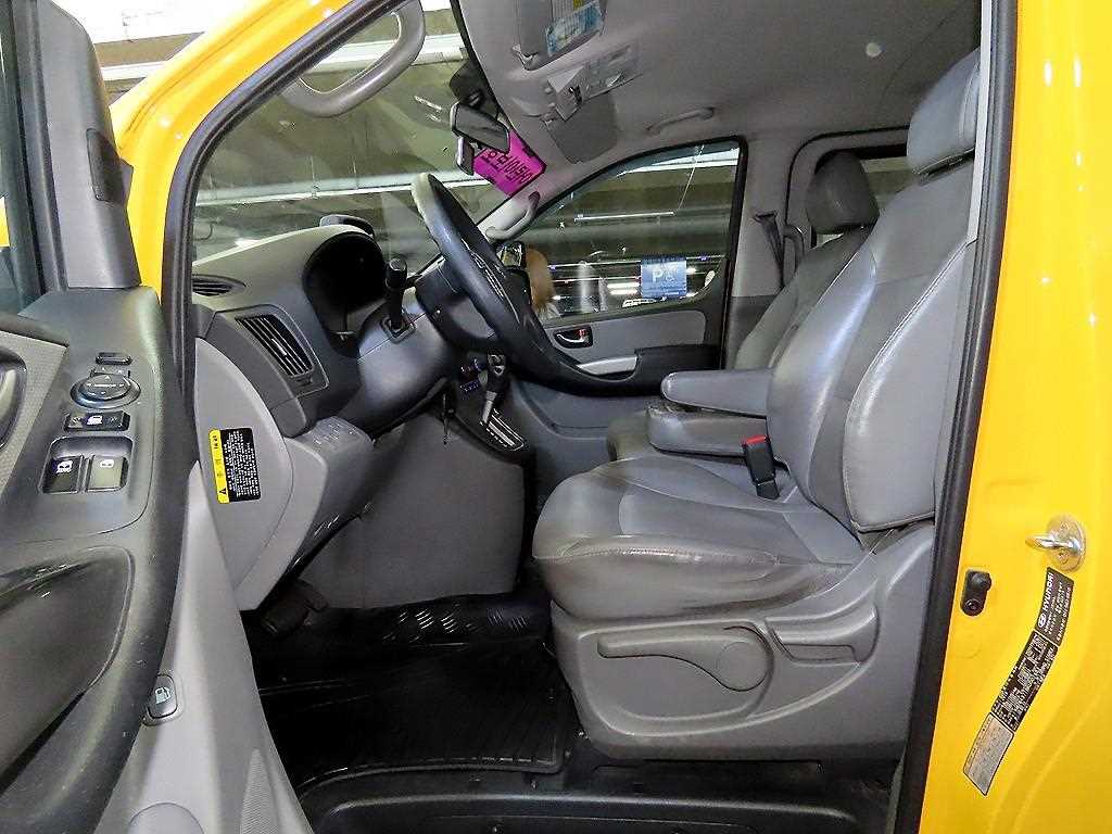 HYUNDAI Starex - Vista 6