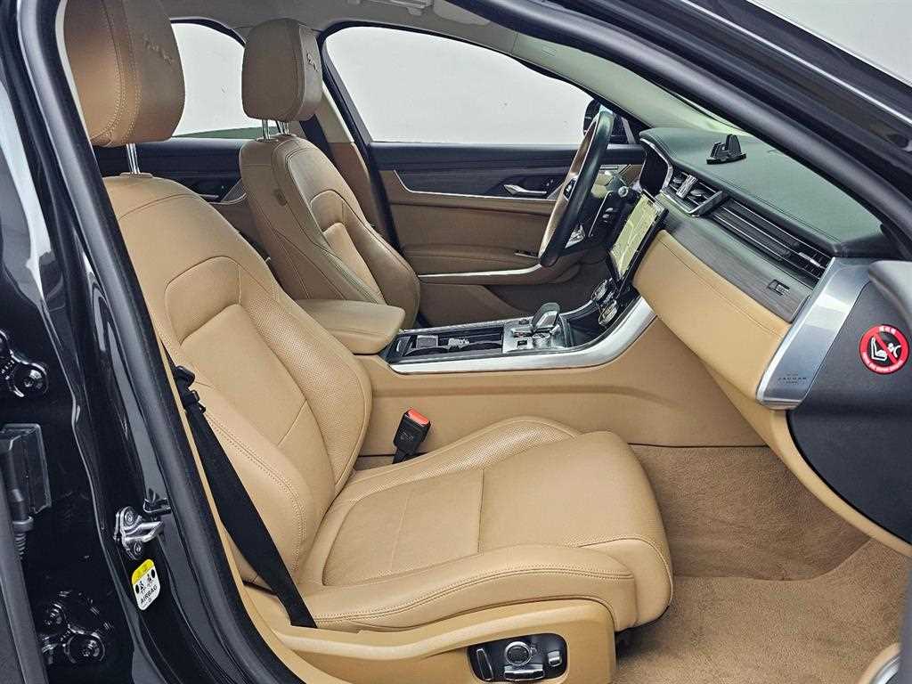 Jaguar XF - Vista 10