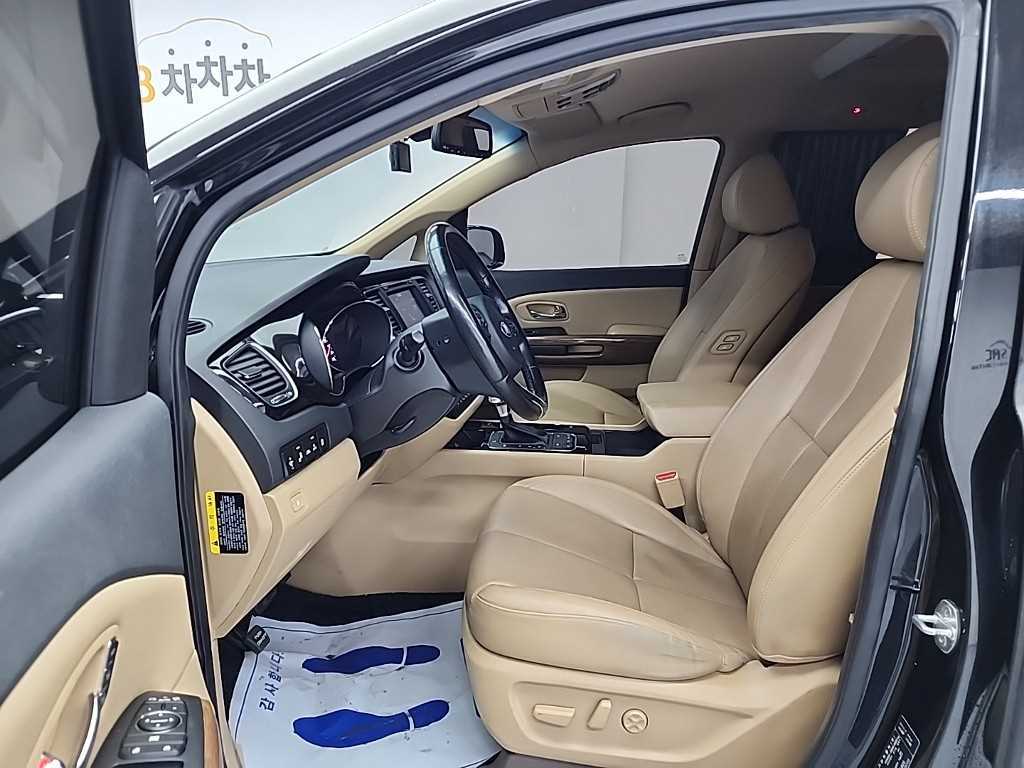 KIA Carnival - Vista 11