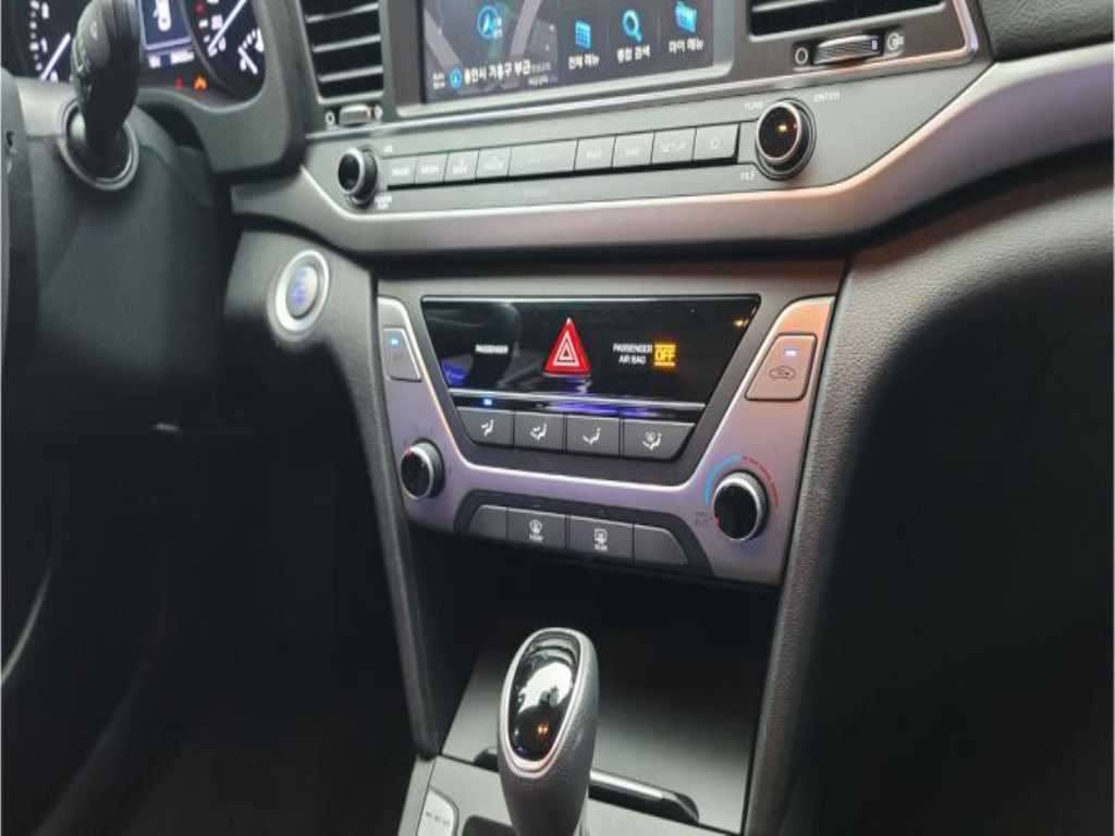 HYUNDAI Avante - Vista 9