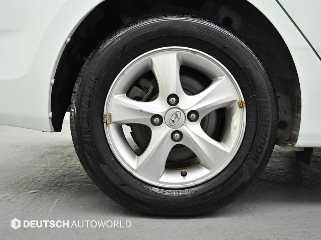 HYUNDAI Accent - Vista 5