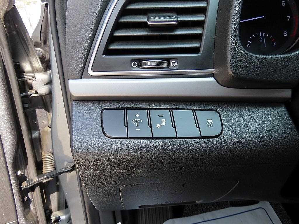 HYUNDAI Avante - Vista 12