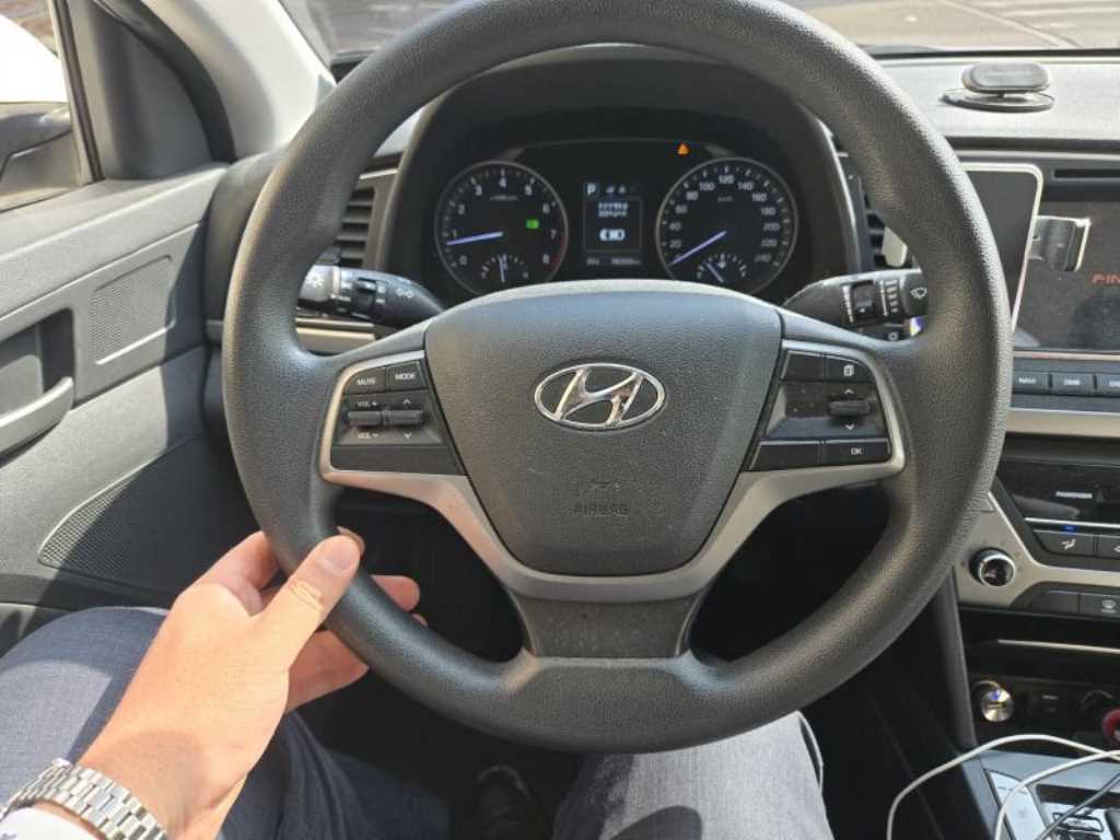 HYUNDAI Avante - Vista 2