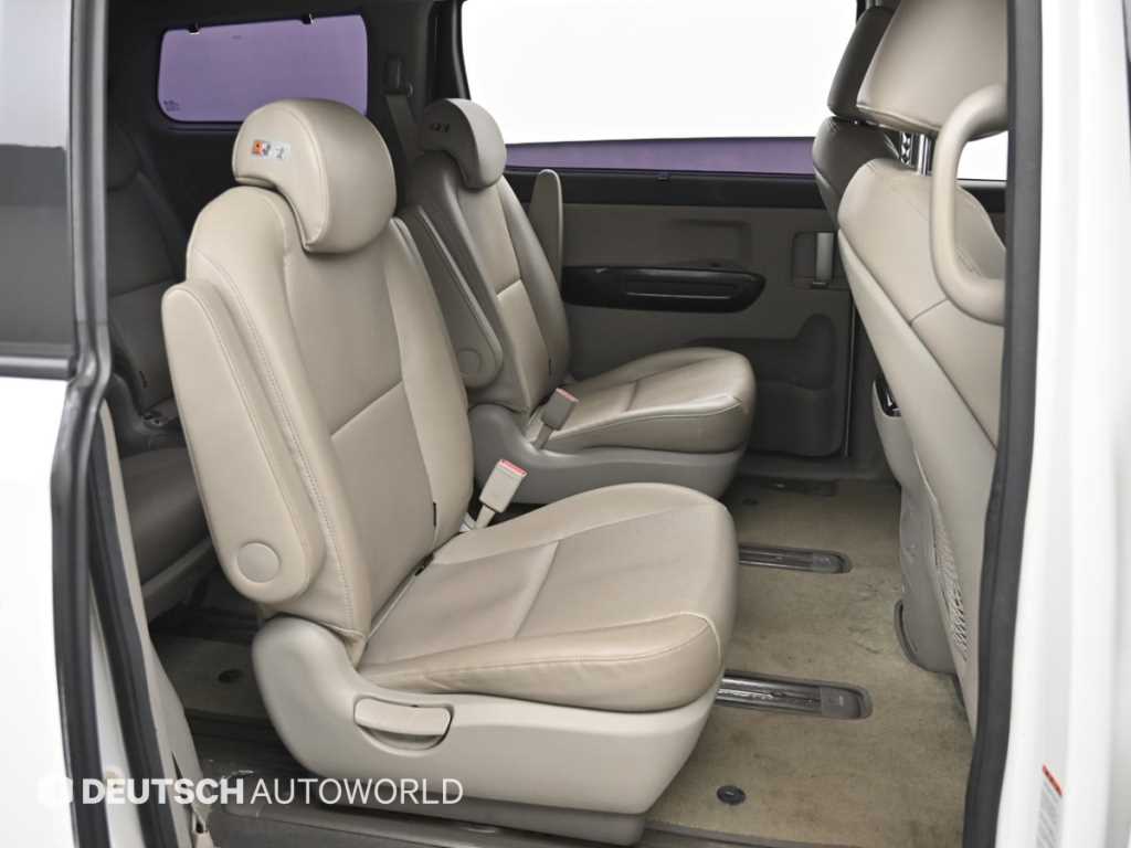 KIA Carnival - Vista 12