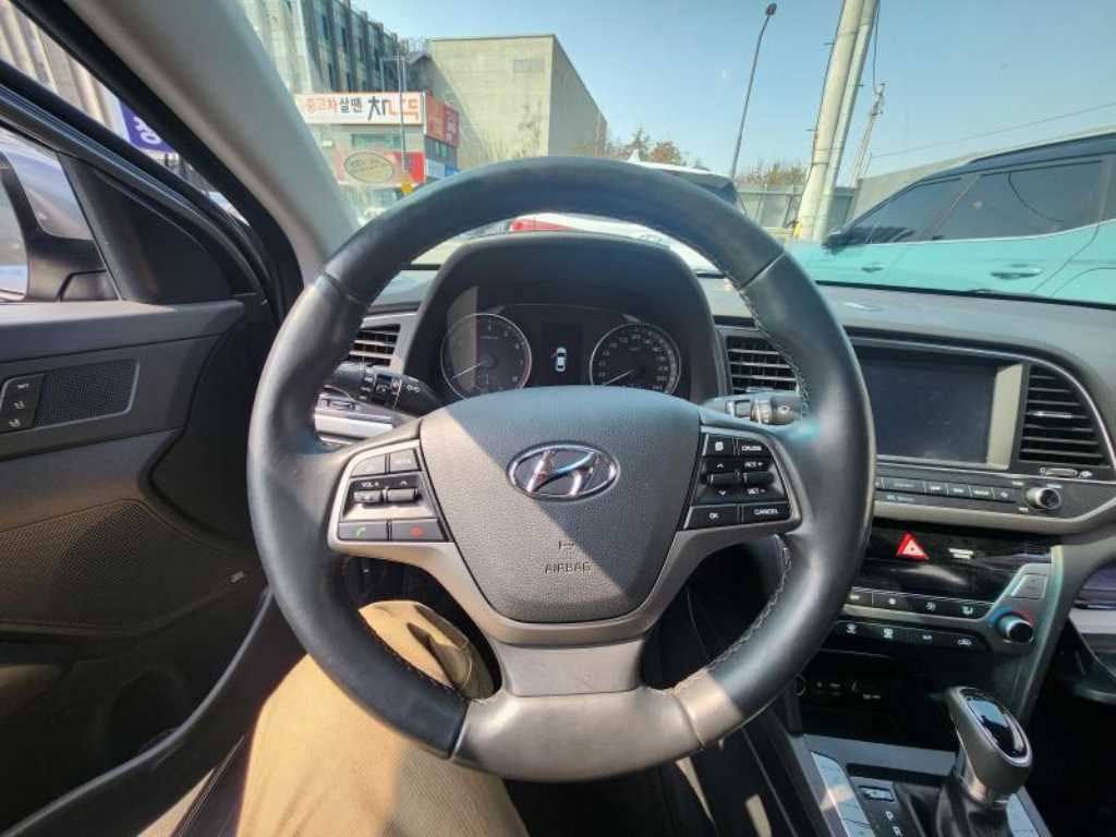 HYUNDAI Avante - Vista 6