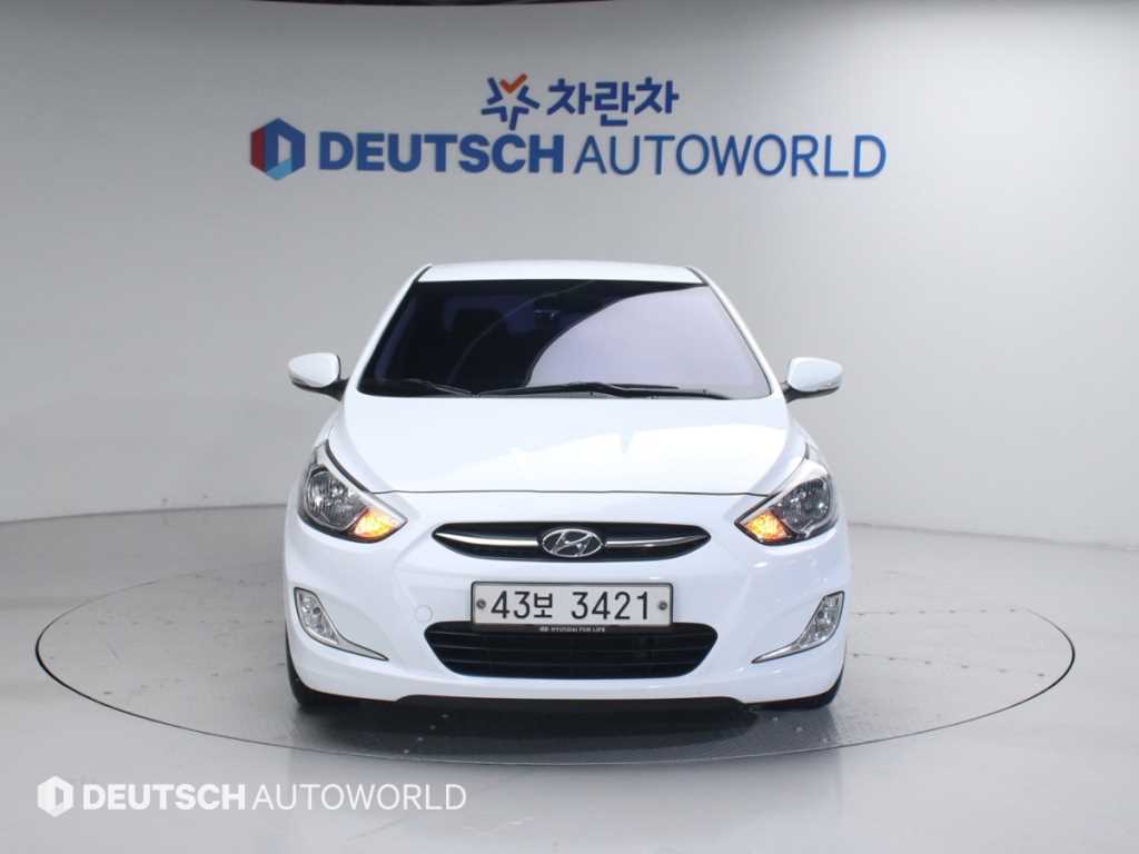 HYUNDAI Accent - Vista 3