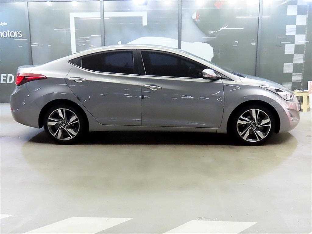 HYUNDAI Avante - Vista 3