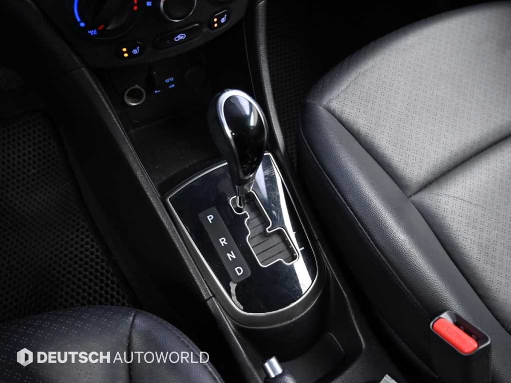 HYUNDAI Accent - Vista 9